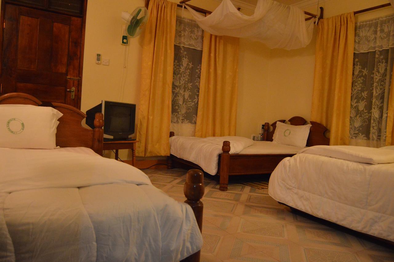 Twiga Lodge And Campsite Мто-ва-Мбу Экстерьер фото