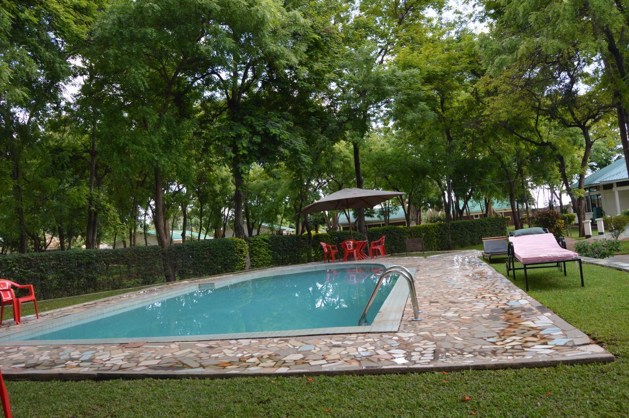 Twiga Lodge And Campsite Мто-ва-Мбу Экстерьер фото